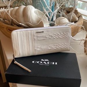 COACH MULTI PATCHWORK ZIP WALLET